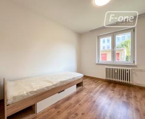 Prenájom | 3-izbový byt na prízemií v centre, KNM