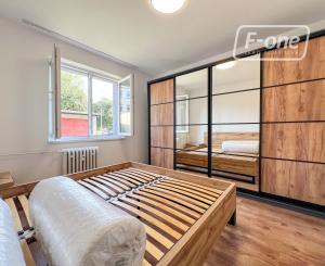 Prenájom | 3-izbový byt na prízemií v centre, KNM