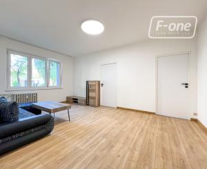 Prenájom | 3-izbový byt na prízemií v centre, KNM