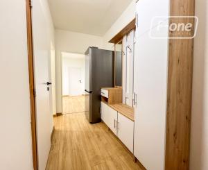 Prenájom | 3-izbový byt na prízemií v centre, KNM