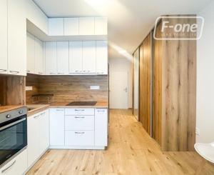 Prenájom | Moderná garsónka so zariadením a balkónom, KNM