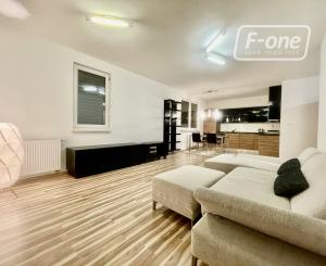 Priestranný 2i byt s parkovaním na prenájom – Kadnárova