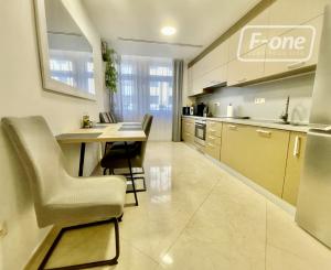 Prémiový 2-izbový byt na 2. poschodí s balkónom v centre BA