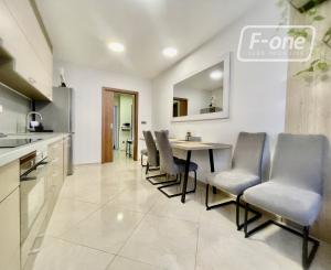 Prémiový 2-izbový byt na 2. poschodí s balkónom v centre BA