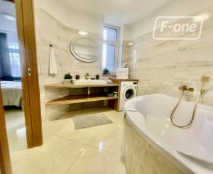 Prémiový 2-izbový byt na 2. poschodí s balkónom v centre BA