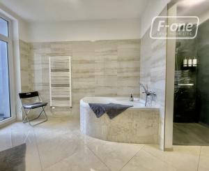 Prémiový 2-izbový byt na 3. poschodí s balkónom v centre BA