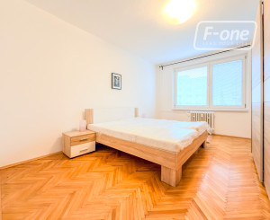 Predaj | Priestranný 2-izbový byt s parketami, Hlinská