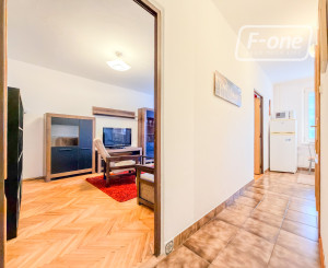 Predaj | Priestranný 2-izbový byt s parketami, Hlinská