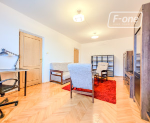 Predaj | Priestranný 2-izbový byt s parketami, Hlinská