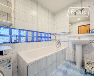 Predaj | Priestranný 2-izbový byt s parketami, Hlinská