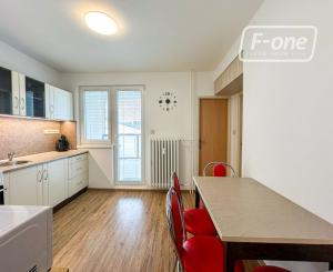 Prenájom | 2-izbový byt po rekonštrukcii s balkónom, Martin - Priekopa