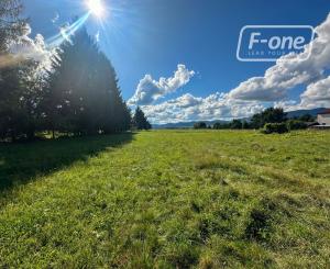 Predaj | Slnečný stavebný pozemok s rovinatým terénom, Jazernica