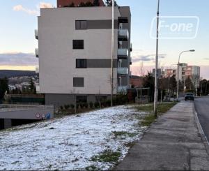 PREDAJ – gárážové miesto v rezidenčnom areáli, Drotárska cesta, Staré Mesto.