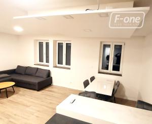 PRENÁJOM – Moderný 2i, byt, kompletne zariadený, Moskovská ul., BA.