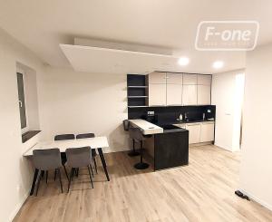 PRENÁJOM – Moderný 2i, byt, kompletne zariadený, Moskovská ul., BA.