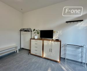 Garsónka s 10m² terasou a parkovaním – súkromie na Kramároch