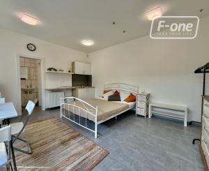 Garsónka s 10m² terasou a parkovaním – súkromie na Kramároch