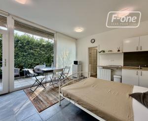 Garsónka s 10m² terasou a parkovaním – súkromie na Kramároch