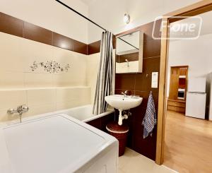 Moderný 2i byt s 3m stropmi a rekuperáciou v srdci Rače