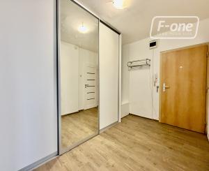 Priestranný 2i byt (56 m²) na prízemí v tichom Ružinove