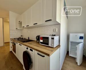 Priestranný 2i byt (56 m²) na prízemí v tichom Ružinove