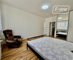 Priestranný 2i byt (56 m²) na prízemí v tichom Ružinove