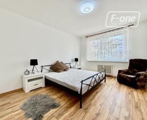 Priestranný 2i byt (56 m²) na prízemí v tichom Ružinove