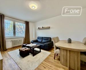 Priestranný 2i byt (56 m²) na prízemí v tichom Ružinove