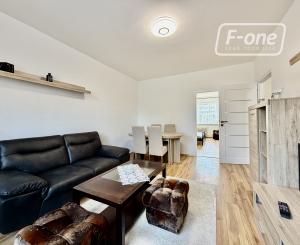 Priestranný 2i byt (56 m²) na prízemí v tichom Ružinove