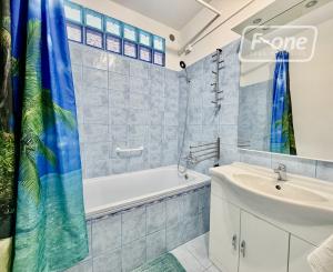 Priestranný 2i byt (56 m²) na prízemí v tichom Ružinove