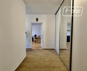 Priestranný 2i byt (56 m²) na prízemí v tichom Ružinove