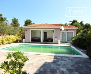 Bungalov, 4i, s krásnou a priestrannou záhradou, ostrov Vir.