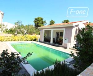 Bungalov, 4i, s krásnou a priestrannou záhradou, ostrov Vir.