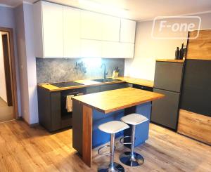 PREDAJ – svetlý 1i apartmán s balkónom, Rezidencia Premiere.