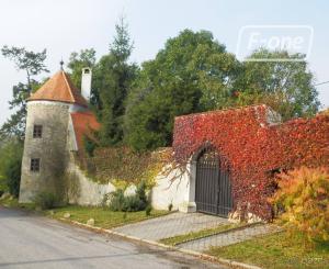 Historický kaštieľ s výnimočným investičným potenciálom v srdci západného Slovenska
