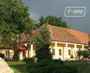 Historický kaštieľ s výnimočným investičným potenciálom v srdci západného Slovenska