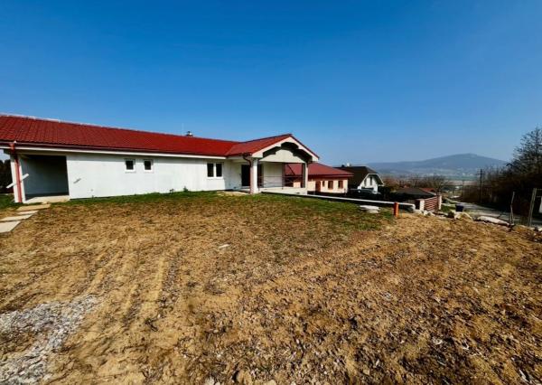 4-izbový rodinný dom s garážou a krásnym výhľadom na Zobor