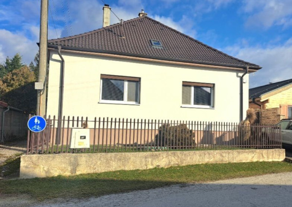 Dvojgeneračná stavba v malebnej obci Trstín