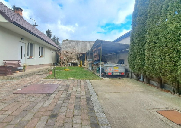 Dvojgeneračná stavba v malebnej obci Trstín