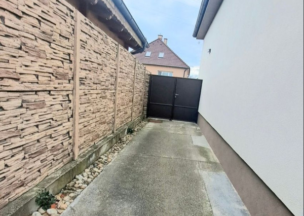 Dvojgeneračná stavba v malebnej obci Trstín