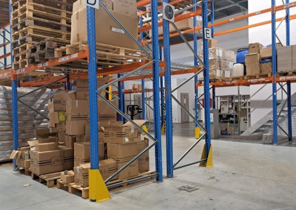 Skladový priestor s regálmi