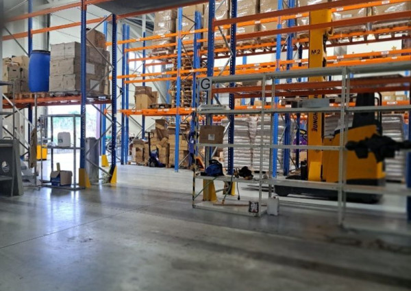 Skladový priestor s regálmi