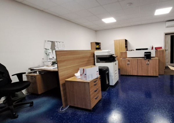 Skladový priestor s regálmi