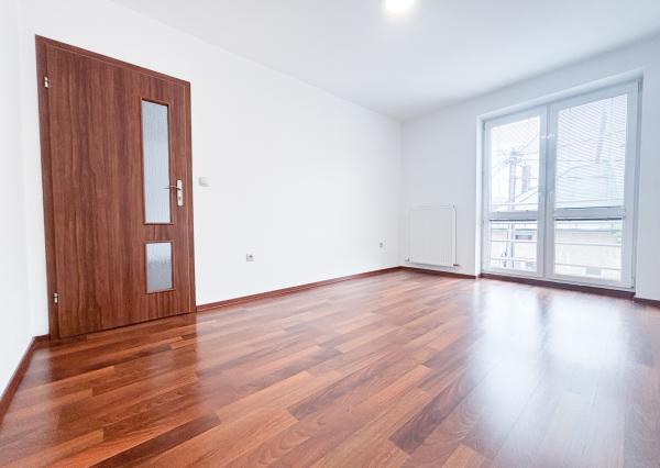 Prenájom | Priestranný 2-izbovy byt s parkovaním, KNM