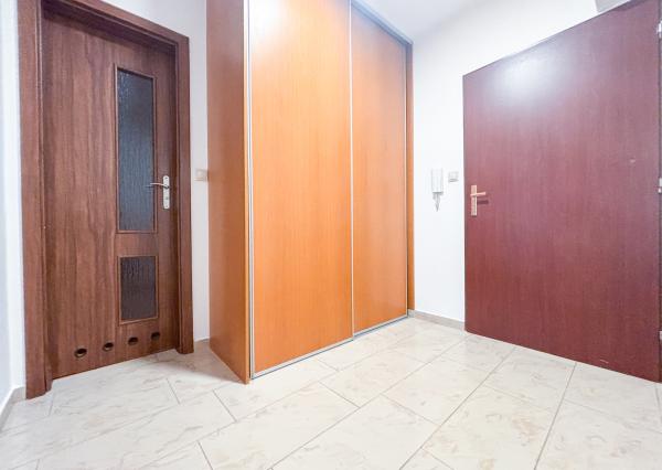 Prenájom | Priestranný 2-izbovy byt s parkovaním, KNM