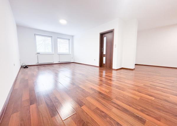 Prenájom | Priestranný 2-izbovy byt s parkovaním, KNM