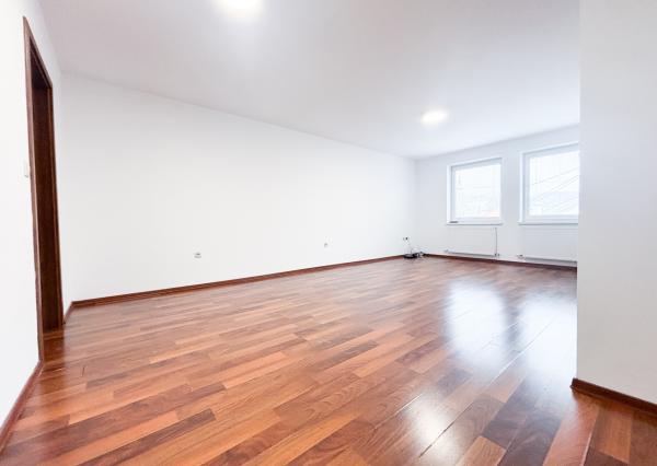 Prenájom | Priestranný 2-izbovy byt s parkovaním, KNM