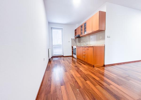 Prenájom | Priestranný 2-izbovy byt s parkovaním, KNM