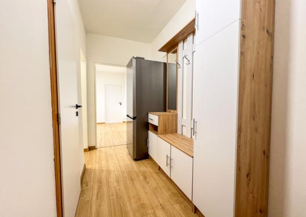 Prenájom | 3-izbový byt na prízemií v centre, KNM