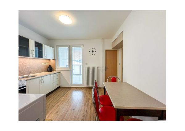 Prenájom | 2-izbový byt po rekonštrukcii s balkónom, Martin - Priekopa